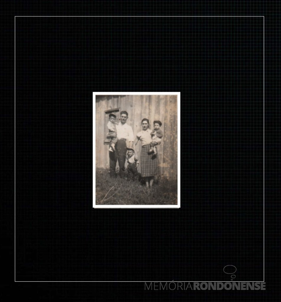 || Casal de pioneiros rondonenses, Maria e Santo Turmina e os filhos Antonio, Camilo e Delair que chegaram de mudança em Marechal Cândido Rondon, em maio de 1960.
Imagem: Acervo Camilo Turmina - FOTO 3 -