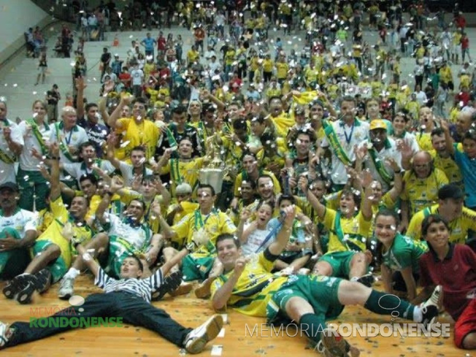 || Equipe da Copagril Futsal festejando a conquista do Campeonato Paranaense de Futsal – Chave Ouro 2009, no Ginásio de Esportes Ney Braga, em Marechal Cândido Rondon.
Imagem: Acervo cliqueesporte.blogspot.com - FOTO 13 -