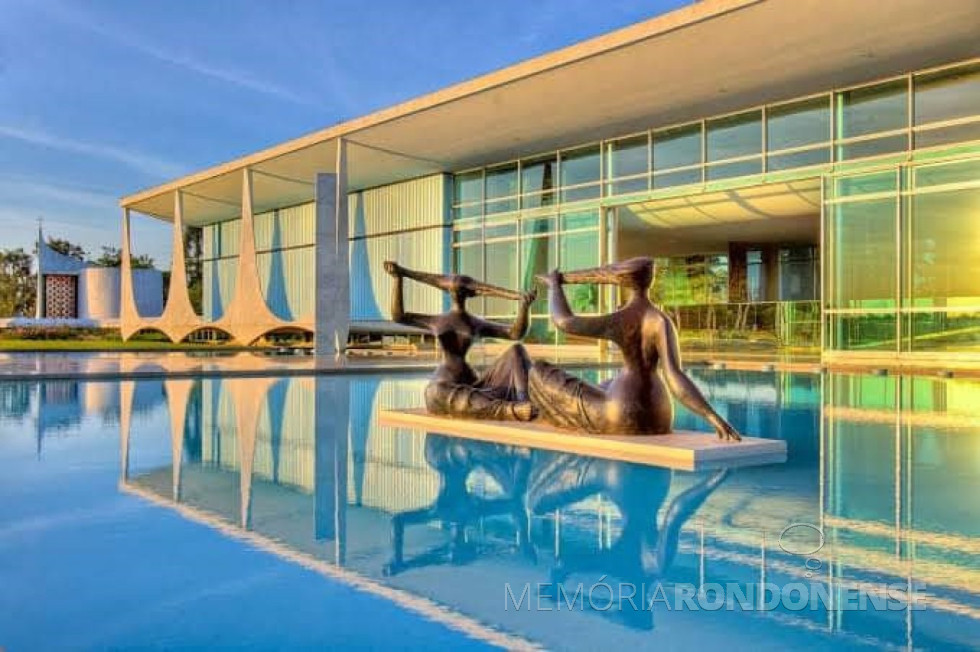 || Palácio da Alvorada, fotografado no começo da manhã com a escultura