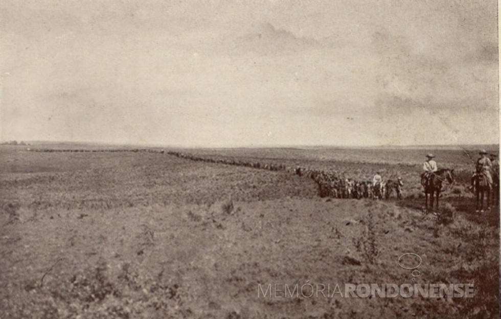 || Tropa de revolucionários rendidos conduzida até Guarapuava pelas tropas federais, em começo de abril de 1925.
Imagem: Acervo Domínio Público - FOTO 6 -