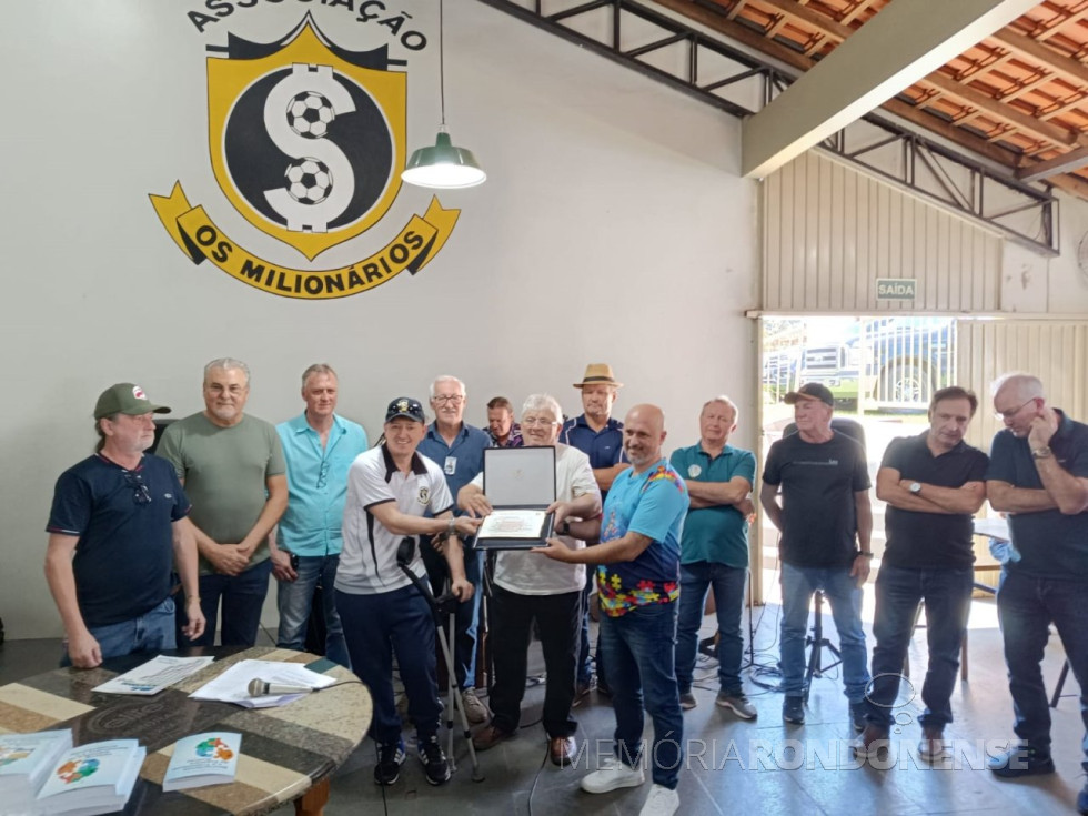 || Professor doutor Douglas Roberto Borella recebendo a comenda de Personalidade do Ano, do Clube