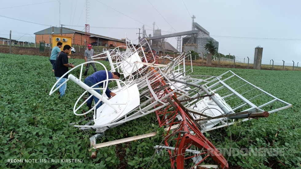|| Queda da parte superior da antena de irradiação da Rádio Guaçu FM, de 110 metros de altura, instalada próximo ao Posto de Recebimento da Coamo, na sede distrital de Dois Irmãos, Toledo, em consequência do temporal de 28 de novembro de 2024. 
Imagem: Acervo e crédito do rondonense Rui Kirsten - técnco da emissora - FOTO 27 -