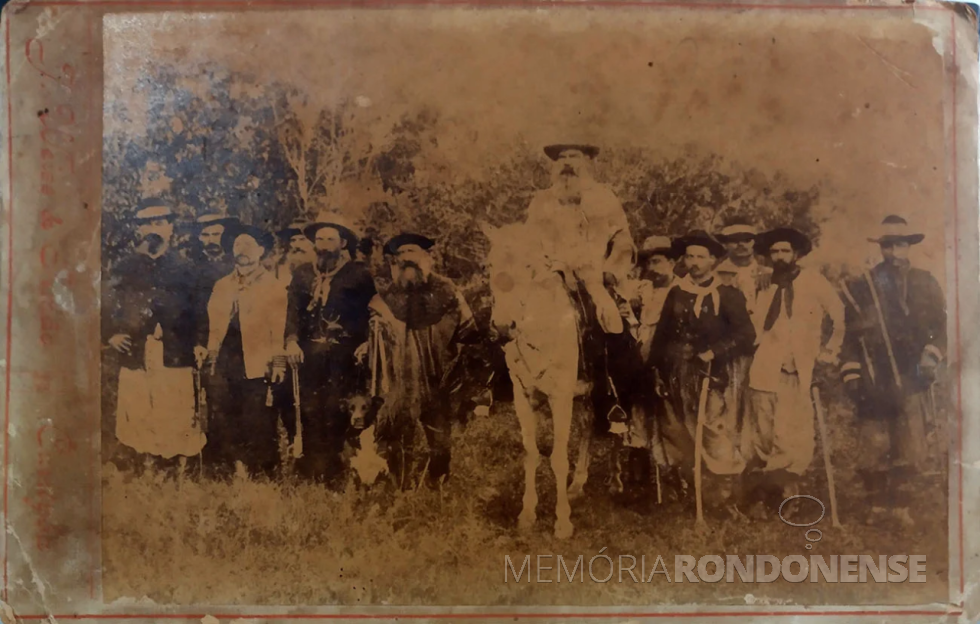 || Juca Tigre montado em seu cavalo e um grupo de liderados no movimento federalista de 1893.
Imagem: Acervo Lenach Artes e Antiguidades - FOTO 4 -