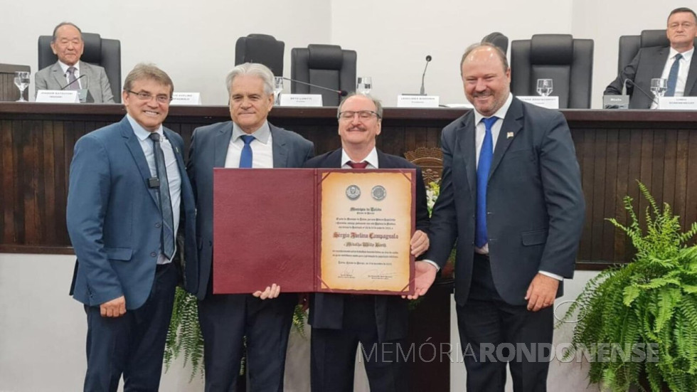|| Sergio Avelino Campagnolo, homenageado com a Medalha Willy Barth, em dezembro de 2022. Da esquerda à direita: Beto Luniti, prefeito municipal de Toledo, vereador Leoclides Luiz Roso Bisognin, presidente da Câmara Municipal; homenageado, Ademar Dorfschmidt, vice-prefeito municipal.
Imagem Acervo Prefeitura Municipal - FOTO 36 -