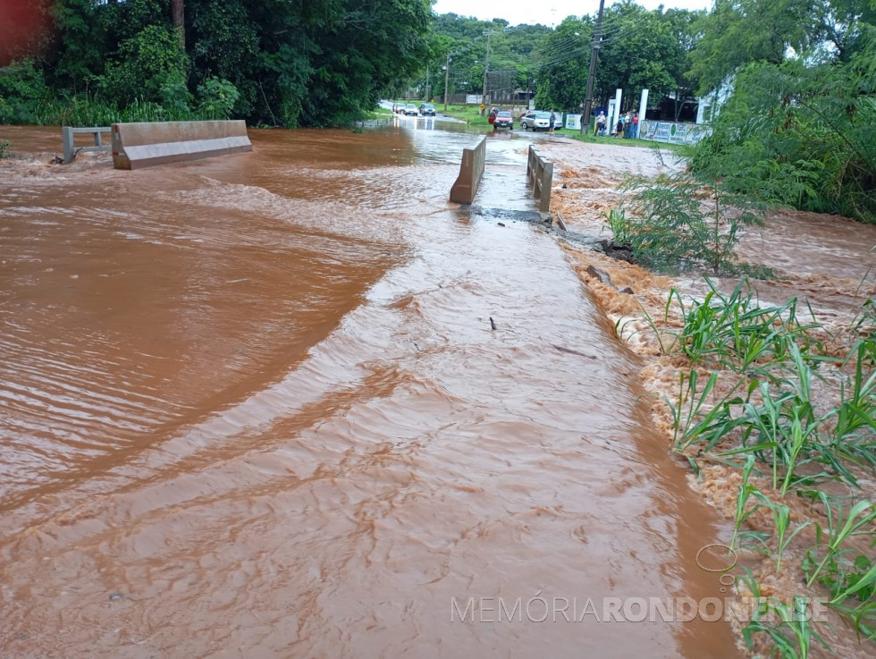 || Enchente do Arroio Fundo com águas passando sobre a ponta na estrada da sede municipal de Marechal Cândido Rondon à sede distrital rondonense de Margarida.
Imagem: Acervo do rondonense Arno Wondracek - FOTO 27 -