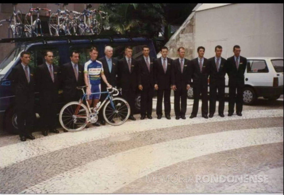 || Equipe brasileira de ciclismo na apresentação no Hotel Bourbon, em São Paulo.
Em traje de ciclista é o rondonense Valdir Lermen.
Imagem: Acervo pessoal do atleta - FOTO 8 -