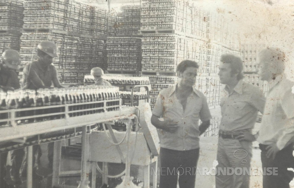 || Fábrica da Coca-Cola na cidade de Cascavel, com a visita do prefeito da cidade, Pedro Muffato (C), unidade industrial inaugrada em novembro de 1975. 
Imagem: Acervo Fontes: Acervo de O Paraná / Exatta Pesquisas / Foto - Acervo de Xico Tebaldi / Acervo Cascavel Histórica - FOTO 7 -