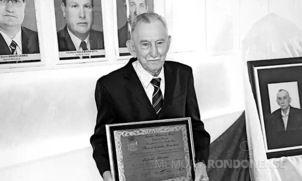 || Pioneiro Leopoldo Schirmer com o título de cidadão honorário de Nova Santa Rosa, em agosto de 2021.
Imagem: Acervo O Presente - FOTO 18 -