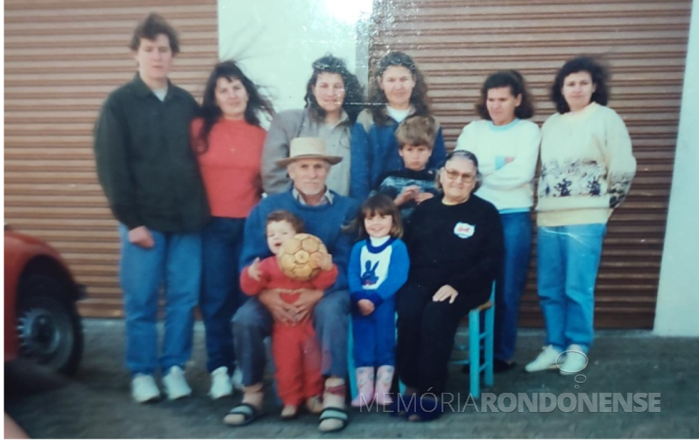 || Pioneiro rondonense Luiz Bet Fontana com a esposa Telvina e filhos, ele falecido em novembro de 2020.
Da esquerda à direta: Sergio Luiz, Rosa, Maria, Inês, Ivonete e Carmem.
Imagem: Acervo professora e pesquisadora rondonense Reni Wachholz Ringenberg - FOTO 28 -