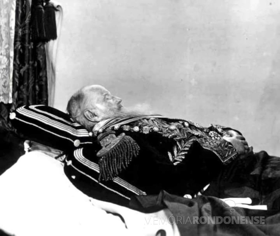 || Corpo de D. Pedro II em seu leito de morte, tendo sob a sua cabeça um travesseiro com uma porção de terra brasileira - um pouco de cada província.
A foto foi tirada pela francês Paul Tournachon (1856-1939), conhecido por