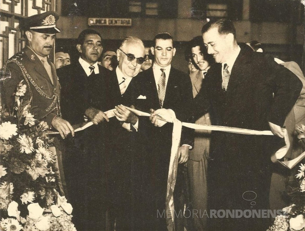 || Outro momento de inaugurações em Curitiba com a participação do presidente Getúlio Vargas, em 1953.
Imagem: Acervo não identificado - FOTO 14 -