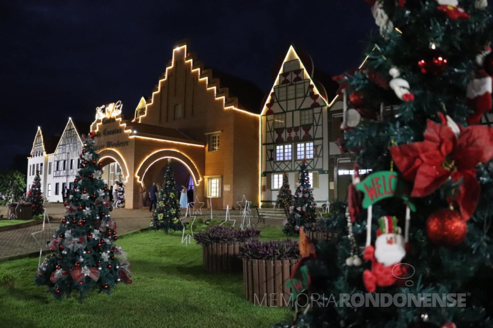 || Decoração natalina no hall de entrada ao Centro de Eventos do Parque de Exposições de Marechal Cândido Rondon.
Imagem: Acervo Imprensa PM-MCR - FOTO 40 -