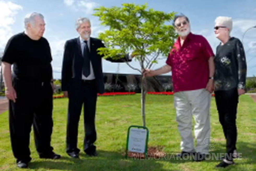 || Cineasta Francis Ford Copolla (camisa vermelha) e esposa Eleonor, em visita ao parque verdade da Itaipu, na companhia de Jaime Lerner (e) e Jorge Samek, diretor brasileiro da binacional nacional, em outubro de 2010.
Imagem: Acervo Copolla Site - FOTO 6 -