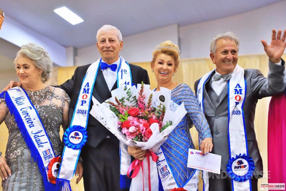 || Casal Maria do Nascimento e Izeu Freimüller (c), de Diamante do Oeste, Miss e Mister 2024, em companhia do casal Maria Célia Santana e Jaime Avanci Folchini, também de Diamante do Oeste, Miss e Mister Terceira Idade 2023.
Imagem: Acervo CidadesdoOeste - FOTO 31 -