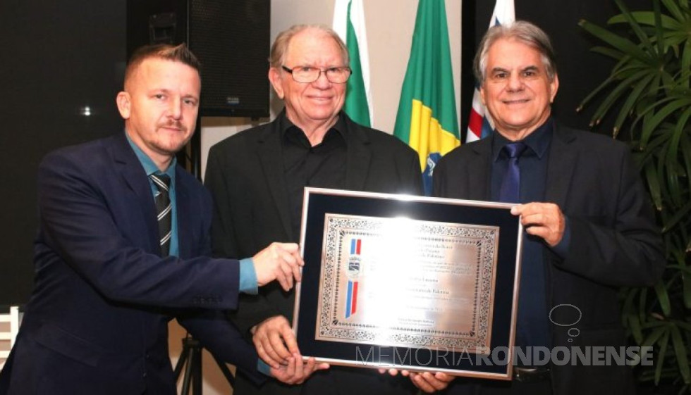 || Delegado Pedro Lucena recebendo o título de Cidadão Honorário de Palotina das mãos do vereador Joarez Negrona, autor da homenagem, e do prefeito municipal Luiz Ernesto de Giacometti, em junho de 2024.
Imagem: Acervo Jornal do Oeste - FOTO 37 -
