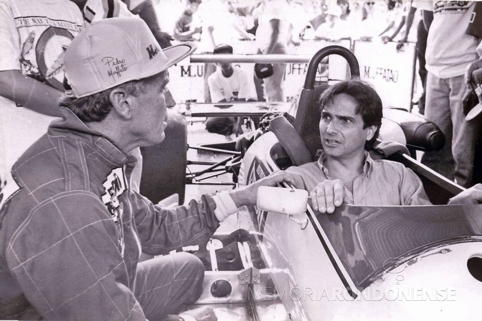 || Piloto Nelson Piquet em conversas com o corredor cascavelense Pedro Muffato, no autódromo da cidade de Cascavel , em dezembro de 1992.
Imagem: Acervo Cascavel Histórica - FOTO 7 -