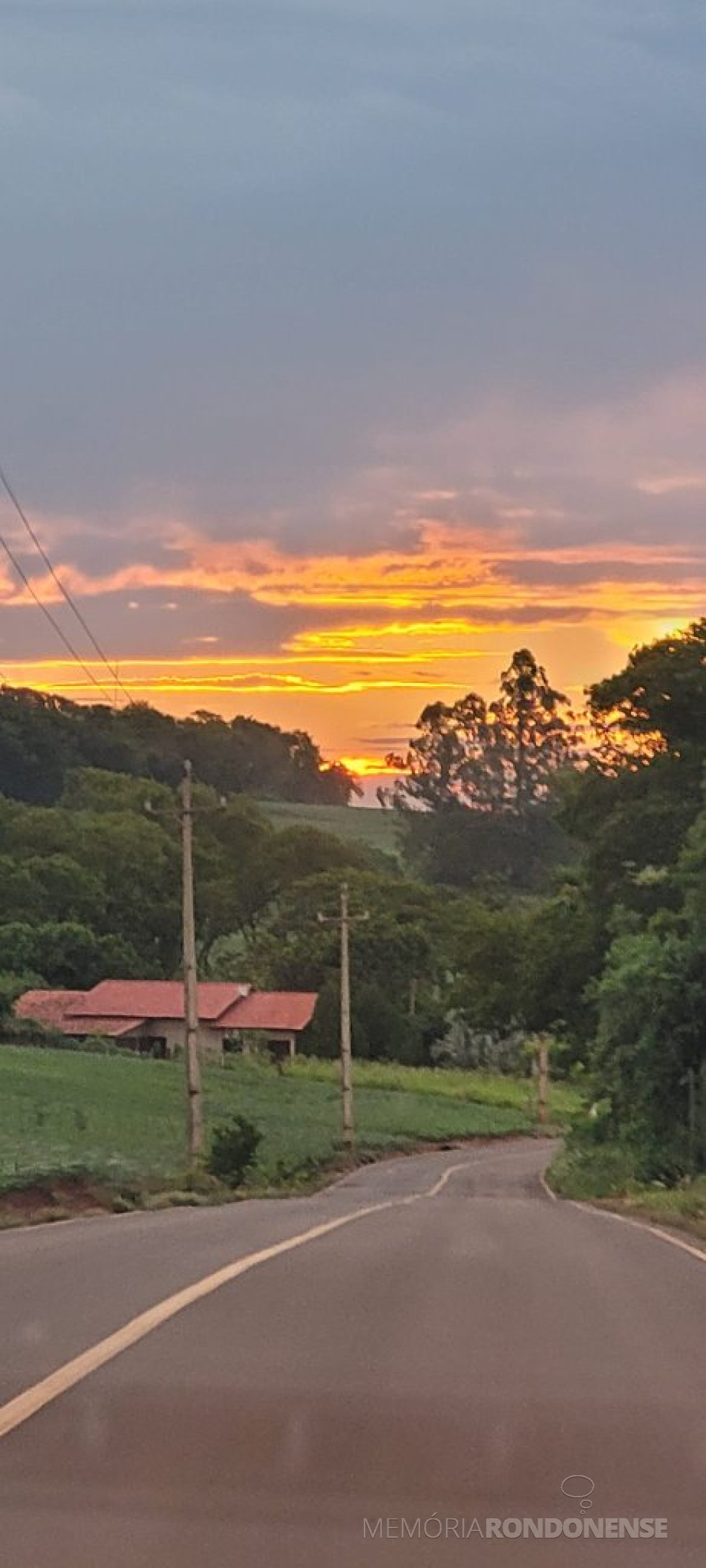 || Final de tarde no município de Marechal Cândido Rondon, em 06 de dezembro de 2024.
Imagem: Acervo e crédito da pioneira e professora rondonense Ilda Bet - FOTO 23 -