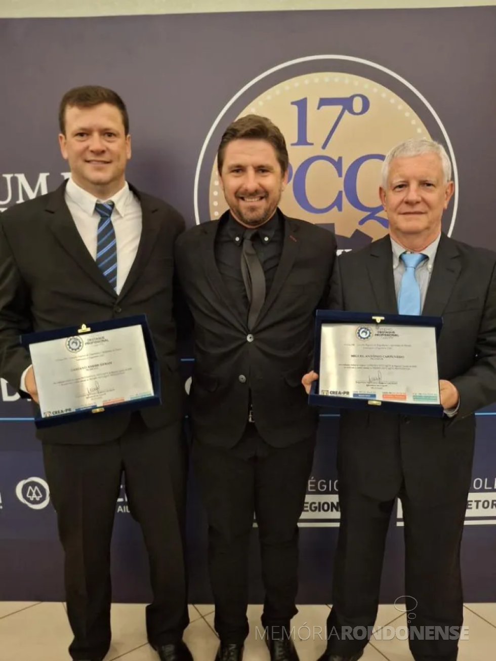 || Engenheiros civis rondonenses Damiano André Geram (e) e Miguel Antonio Carpenedo, na companhia do presidente do CREA-MCR, arquiteto Giovani Inácio Bard (c), durante a premiação no 50º Encontro Paranaense de Entidades de Classes, em novembro de 2024.
Imagem: Acervo Tribuna do Oeste - FOTO 27 -