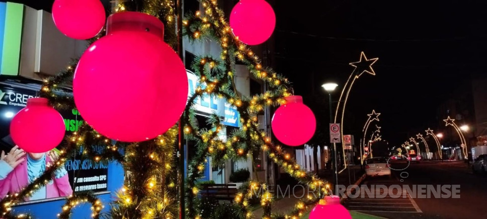 || Decoração natalina na Rua Santa Catarina, desde a Avenida Maripá até a Rua D. João VI, no centro da cidade de Marechal Cândido Rondon. Imagem: Acervo PM-MCR - FOTO 41 -