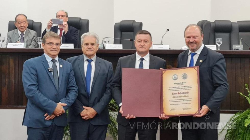 || Lineu Schenknecht, homenageado com a Medalha Willy Barth, em dezembro de 2022. Da esquerda à direita: Beto Luniti, prefeito municipal de Toledo, vereador Leoclides Luiz Roso Bisognin, presidente da Câmara Municipal; homenageado, e Ademar Dorfschmidt, vice-prefeito municipal.
Imagem Acervo Prefeitura Municipal - FOTO 37 -