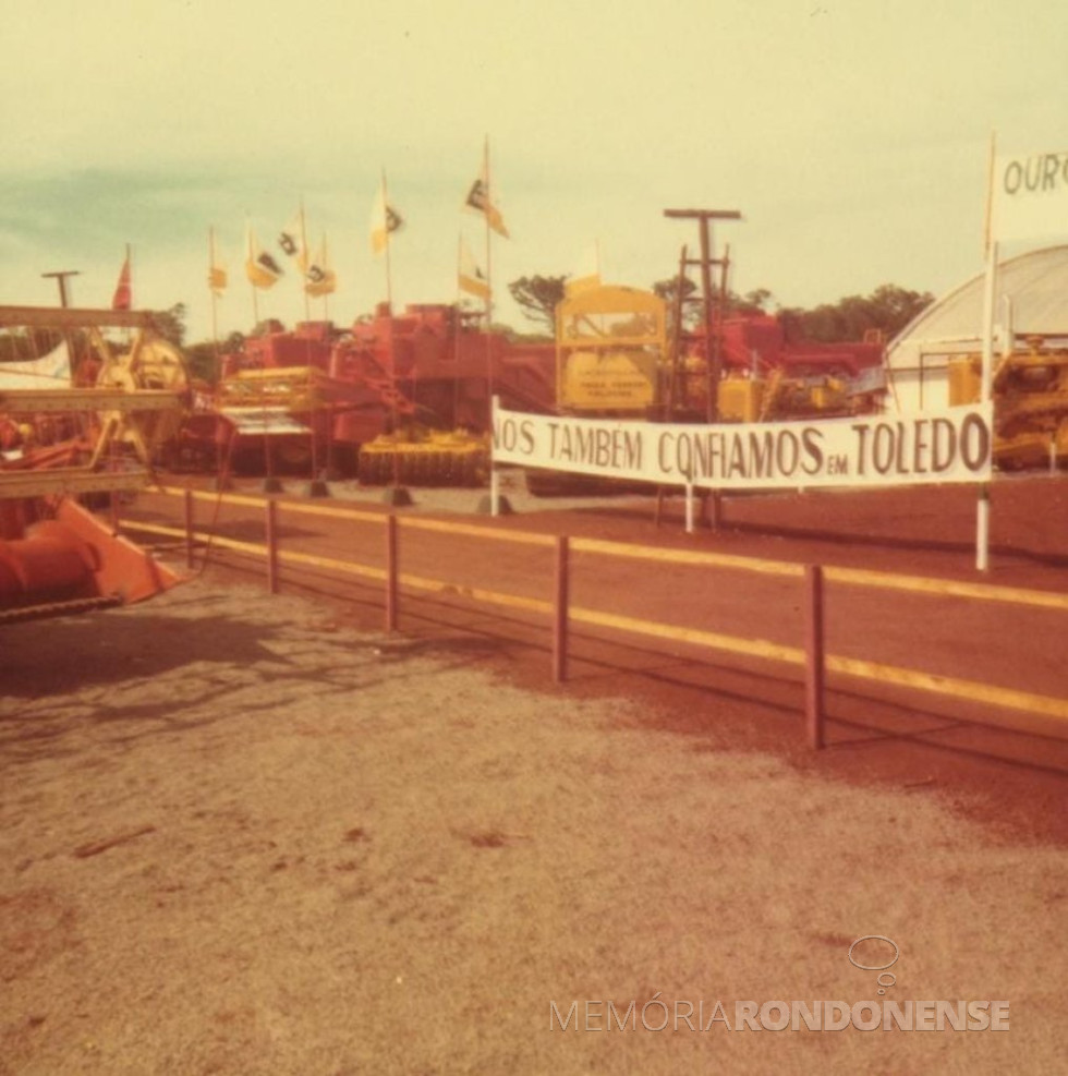 || Vista parcial externa dos stands da 1ª Exposição Municipal Agropecuária e Industrial de Toledo, (EMAPI), em janeiro de 1973.
Foto gentilmente cedida por Lourival Mendes, em 1985.
Imagem: Acervo Museu Histórico Willy Barth - FOTO 16 -