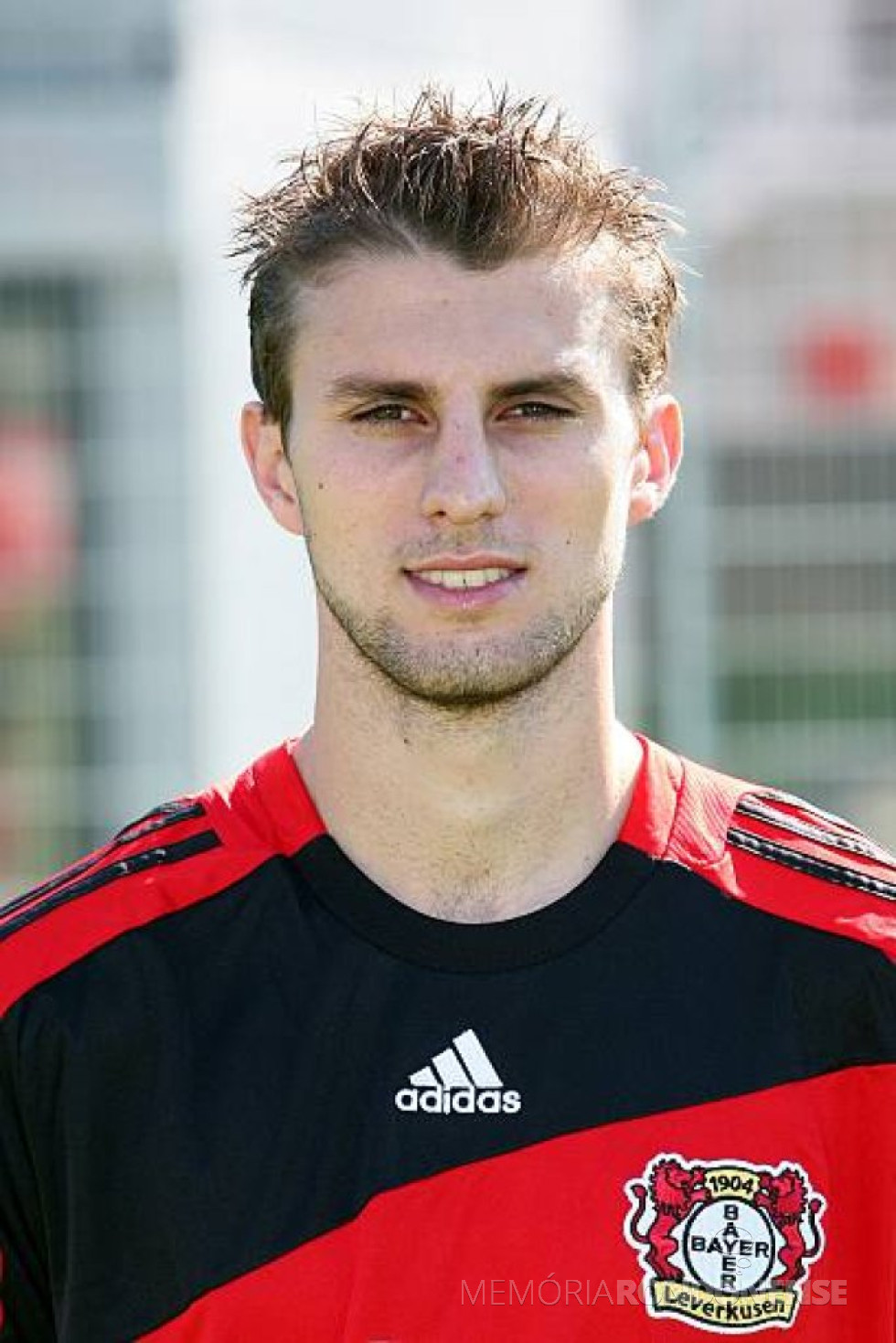 || Zagueiro Adrinao Henrique Buss com a camiseta do Bayer Leverkusen, na temporada 2008/2009.
Imagem: Acervo Mídias Sociais - FOTO 11 -