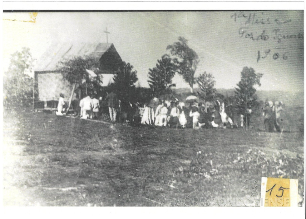 || 1ª missa em Foz do Iguaçu. A foto está datada como 1906, mas é possível que seja a celebração oficiada pelo bispo paraguaio.
Imagem: Acervo Izabelle Ferrari (Foz do Iguaçu) - FOTO 2 -