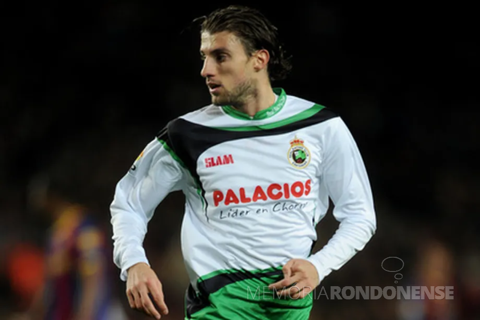 || Atleta Henrique Adriano Buss atuando pelo Racing Santander, temporada 2009/201l.
Imagem: Acervo Thesirenssong.com - FOTO 12 -