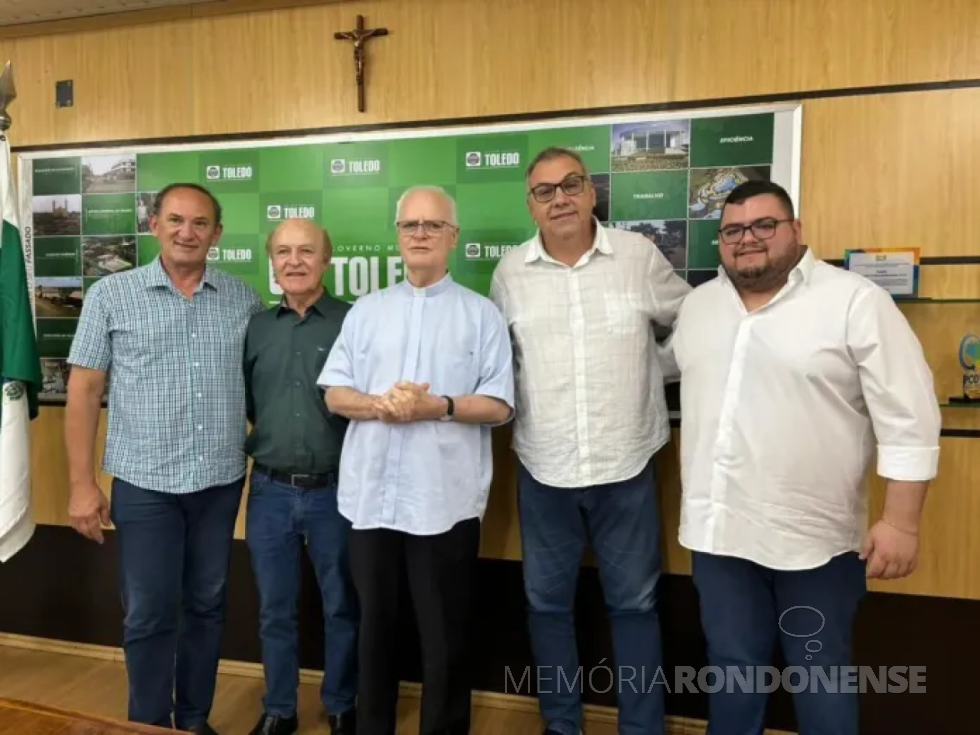 || Cardeal D. Odilo Scherer em visita às autoridades da cidade de Toledo (PR).
Daesquerda à direita: Lucio de Marchi, prefeito municipal, prof. Glávio Vendelino Scherer (irmão do religioso), visitante, Mario Costenaro, prefeito municipal, vereador Gabriel Baierle, presidente da Câmara Municipal.
Imagem: Acervo Gazeta de Toledo - crédito de Carla Campagnolo - FOTO 17-