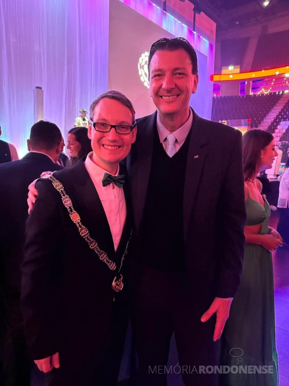 ||Rondonense Gilson Metz, representanteda JCI BRasil, e o presidente mundial da JCI, islandês Viktor Omarsson, na Colômbia, em maio de 2023.
Imagem: Acervo pessoal - FOTO 32 -