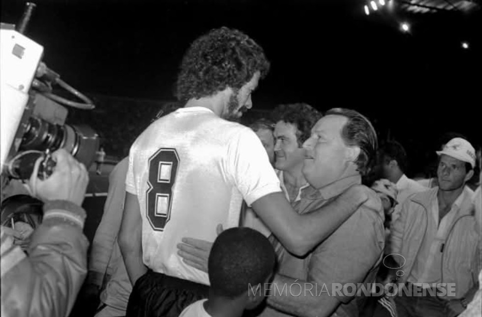 || Jogador Sócrates, do Corithians, em conversa com o prefeito de Cascavel Jacy Miguel Scanagatta, em novembro de 1982, mês de inauguração do Estádio de Cascavel.
Imagem: Acervo Cascavel Histórica - FOTO 12 -