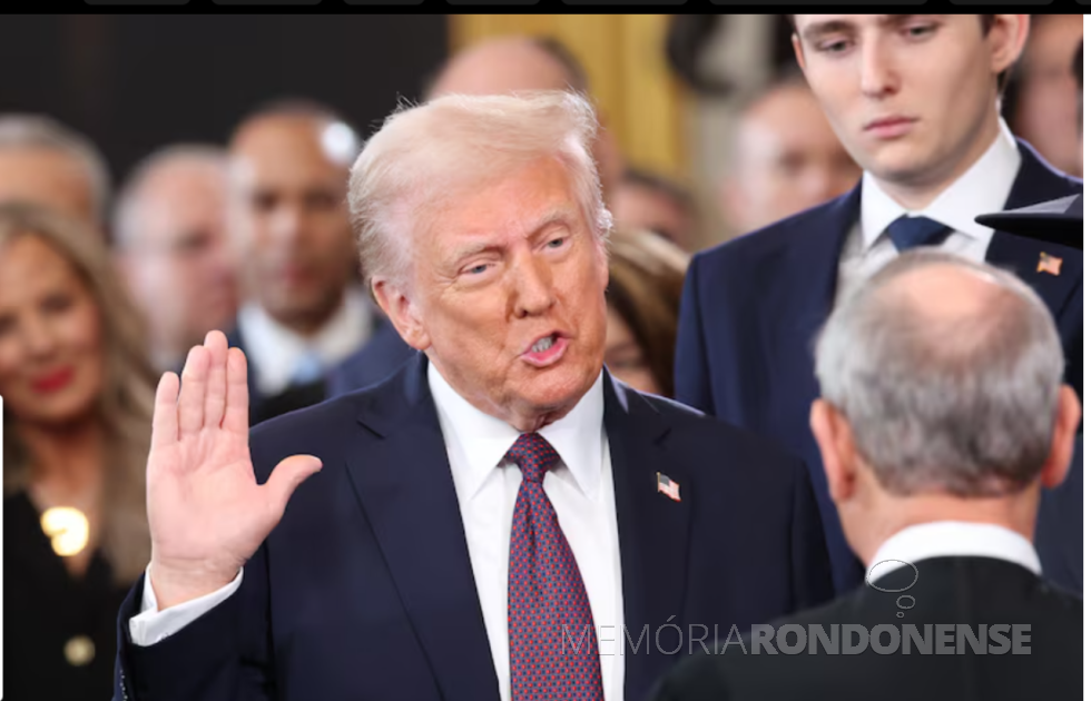 || Donald Trump prestando juramento para o presidente da Suprema Corte dos Estados Unidos.
Imagem: Acervo (Foto: Kevin Lamarque/Reuters/Bloomberg)(Bloomberg/Kevin Lamarque) - FOTO 35 -