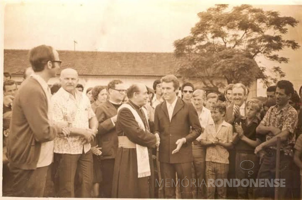 || Instalação da Paróquia São Cristóvão na cidade de Cascavel, em abril de 1972.
Ao centro, D. Armando Cirio, bispo dicoesano de Toledo, cumprimentando o prefeito da cidade, Pedro Mufatto, observados pelo padre Armando Costa. 
Imagem: Acervo Cascavel Histórica - FOTO 5 -