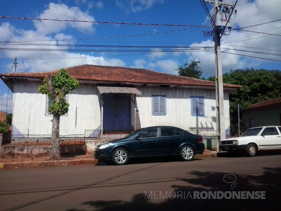 || Casa comercial onde aconteceu a festa de casamento do casal Amália Herrmann e Willy Mülling, em março de 1964. Décadas depois o empreendimento foi demolido.
Imagem: Acervo de Adriano Mülling - FOTO 14 -