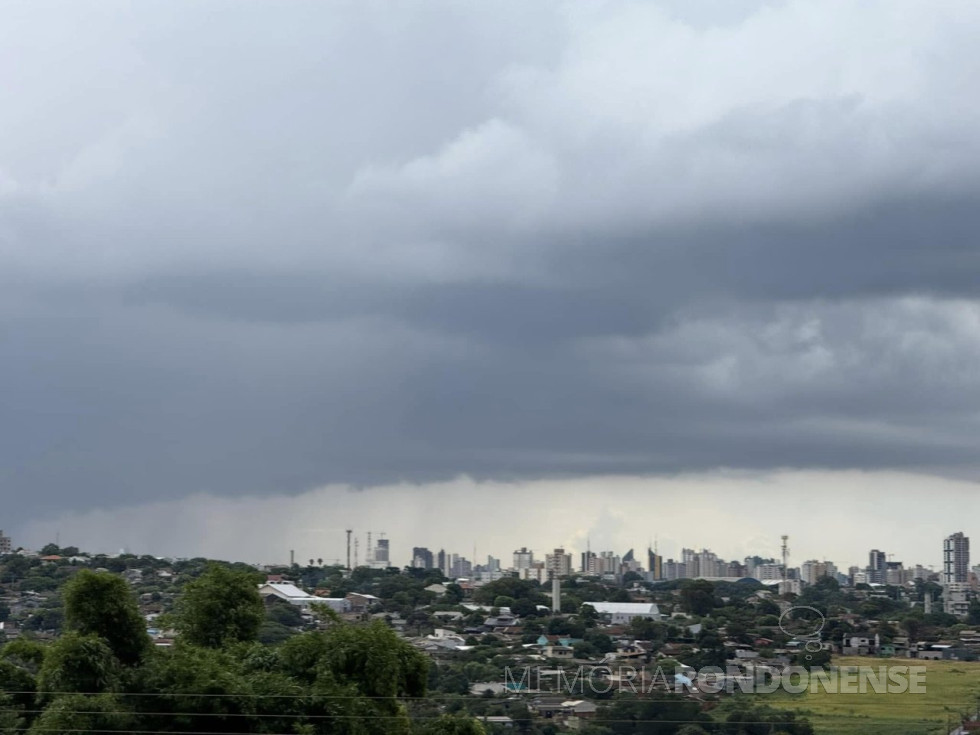 || Precipitações pluviométricas na região da cidade de Cascavel, à meia-tarde de 29 de janeiro de 2025.
Imagem: Acervo e crédito de Ailton Santos / Tarobá Cascavel / Facebook - FOTO 24 -