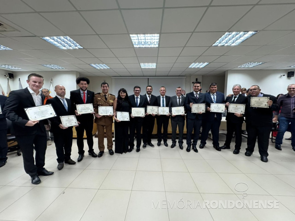 || Vereadores eleitos e diplomados de Marechal Cândido Rondon, em dezembro de 2024.
Da esquerda à direita: Rafael Heinrich, Iloir de Lima (Padeiro), Fernando Negre, Welygnton Alves da Rosa (Coronel Welyngton), Tânia Maion, Claudio Kohler (Claudinho), Adriano Backes (prefeito), Vanderlei Sauer (Soldado Sauer/vice-prefeito), Juliano Oliveira, João Eduardo dos Santos (Juca), Marciel Escher, Valdir Sachser e Cleiton Rodrigo Freitag (Gordinho do Suco).
Imagem: Acervo e crédito de Cristiano Marlon Viteck - FOTO 43
-