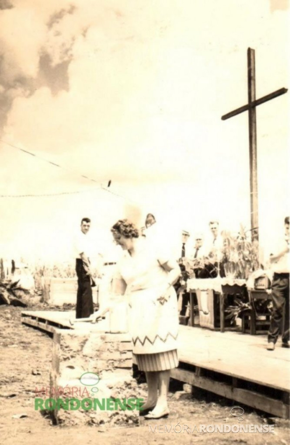 || Pioneira Edith Anna Schmitz von Borstel assentando a pedra fundamental da atual Igreja da Comunidade Evangélica Martin Luther, em janeiro de 1963. 
Imagem: Acervo Edith von Borstel - FOTO 10 -