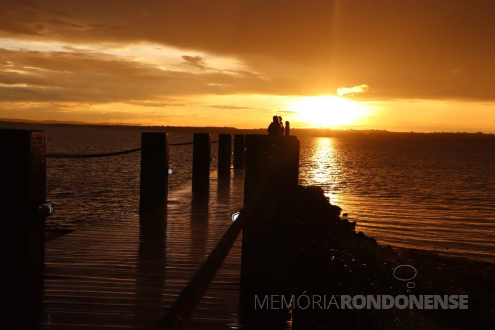 | Pôr do sol no Parque de Lazer Annita Wanderer, na sede distrital rondonense de Porto Mendes, em 25 de janeiro de 2025.
Imagem: Acervo Prefeitura Municipal de Marechal Cândido Rondon - FOTO 30 -