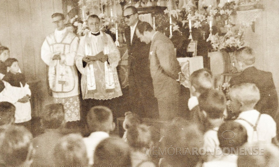 || José Neves Formghieri, 1º prefeito de Cascavel (de óculos) ao lado do padre Guilherme Heyer, na solenidade de doação de um terreno na cidade de Cascavel, em outubro de 1956.
Imagem: Acervo Cascavel Histórica - FOTO 6 -