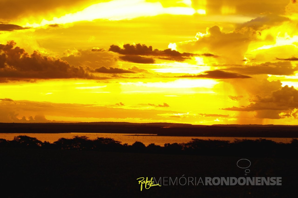 || Outro instantâneo do pôr do sol no município de Marechal Cândido Rondon, em 15 de fevereiro de 2025, fotografado a partir do Clube Náutico no distrito de Porto Mendes, pelo fotógrafo profissional rondonense Rafael Sturm - FOTO 31 -