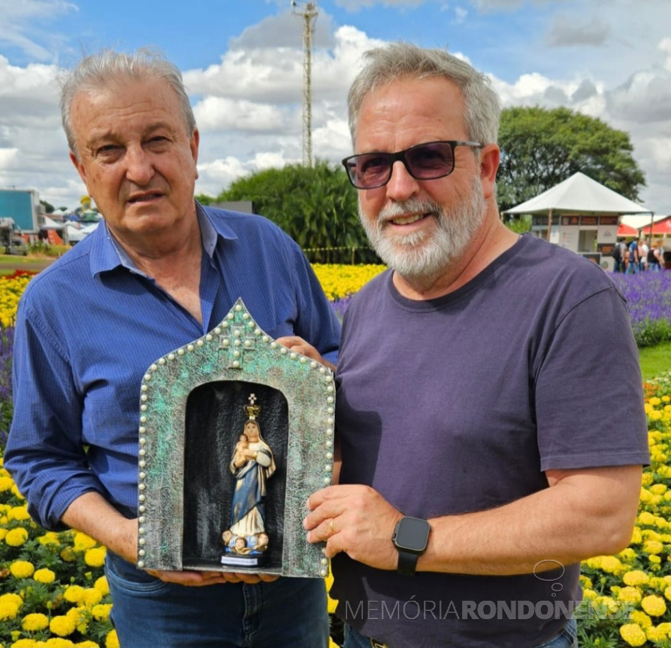 || Dilvo Grolli (e) recebendo a imagem de Nossa Senhora de Brotas, em fevereiro de 2025.
Imagem: Acervo Show Rural Coopavel - FOTO 17 -