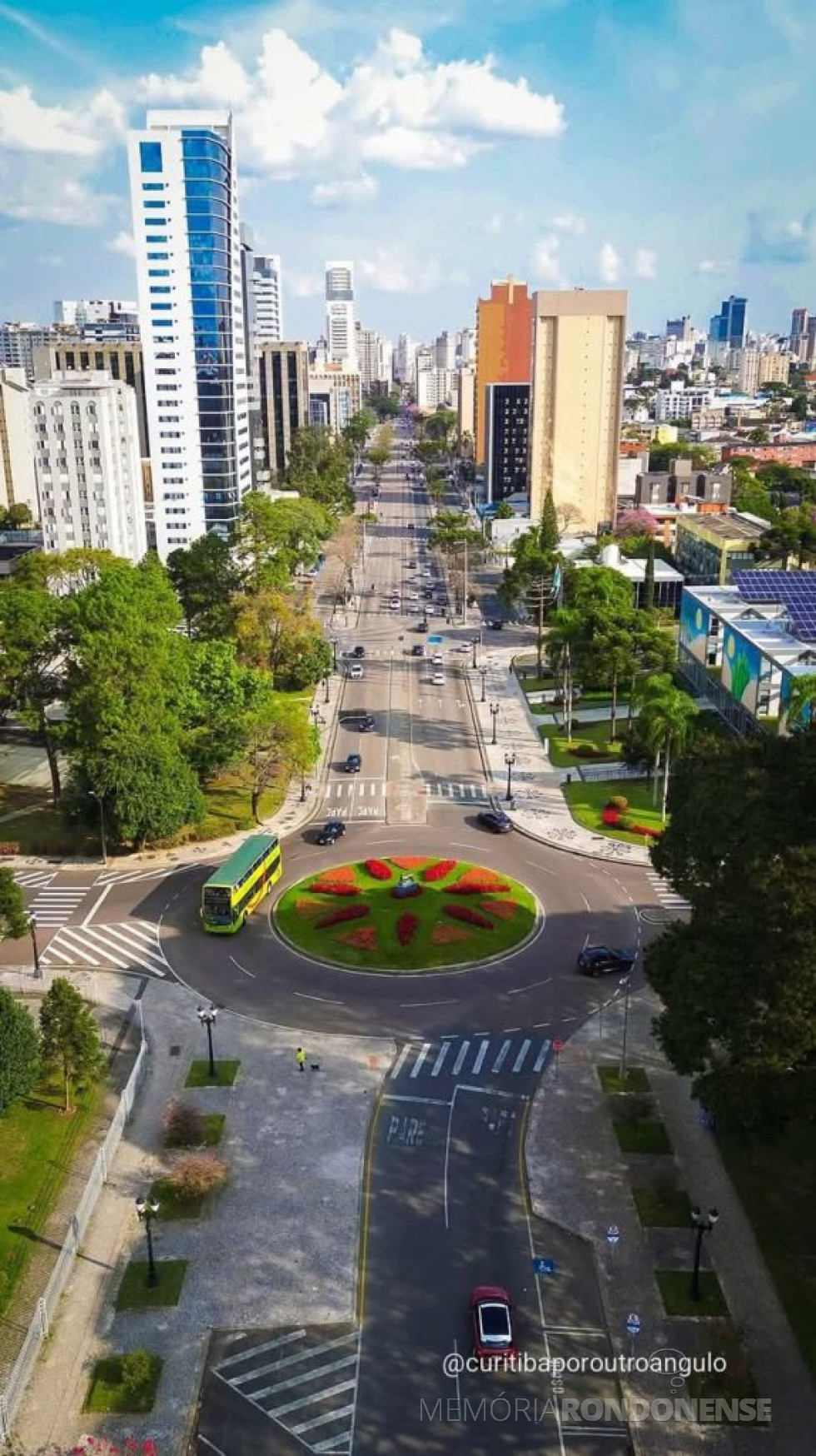 || Curitiba, Avenida Cândido de Abreu, no começo do entardecer de 23 de fevereiro de 2025.
