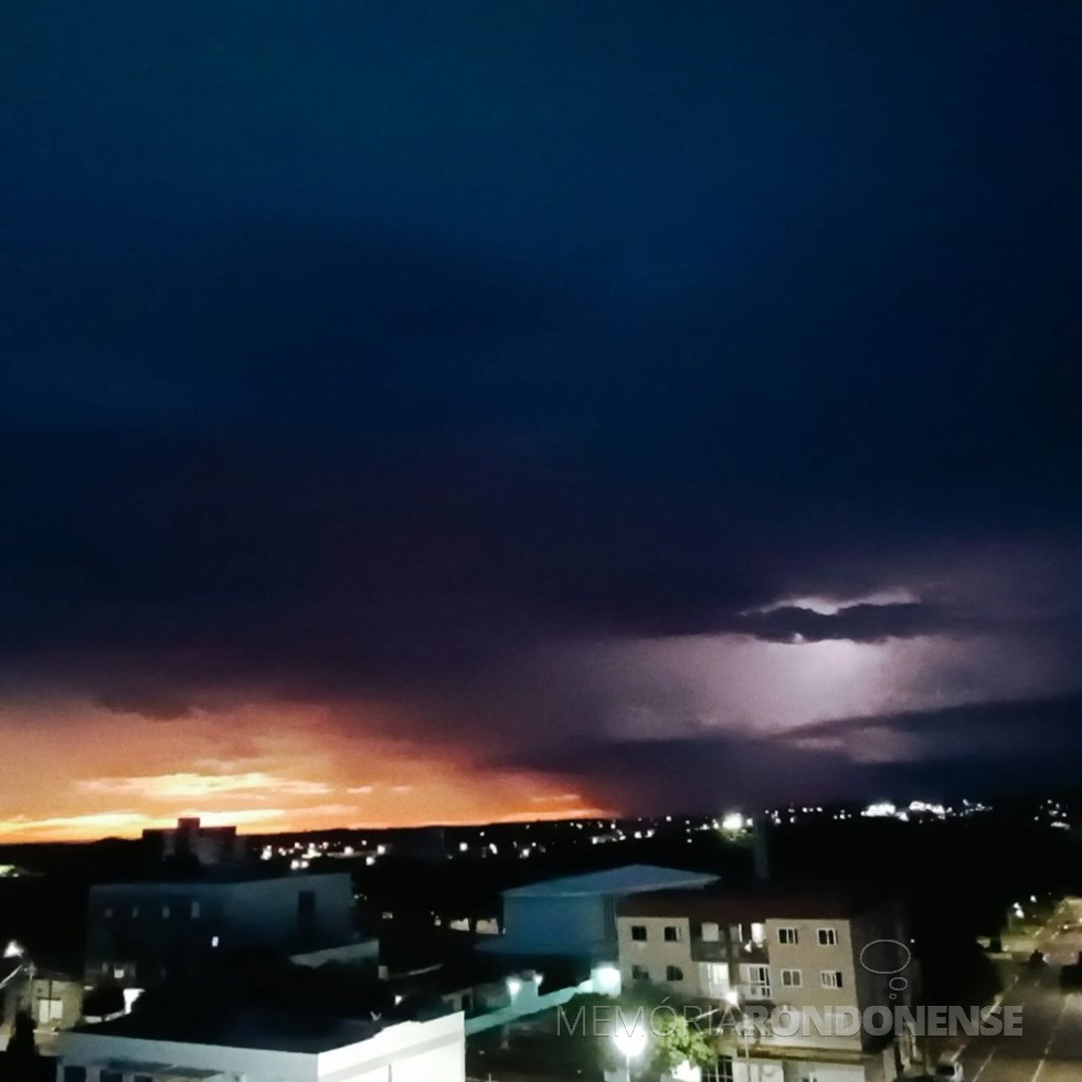 || Pôr do sol com registro de descarga elétrica em nuvem cumulonimbus, em Marechal Cândido Rondon, em 21 de fevereiro de 2025.
Fotografia clica desde o Edifício de Itacorá na área central de Marechal Cândido Rondon.
Imagem: Acervo e crédito da professora rondonense Sandra Regina Lui - FOTO 35 -