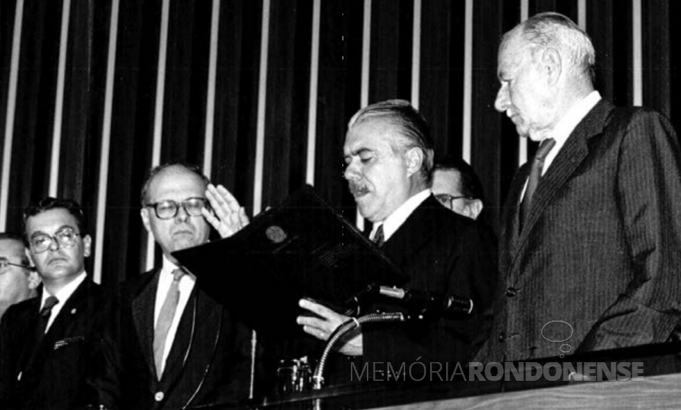 || José Sarney proferindo o juramento de posse como Presidente interino no Congresso Nacional, em março de 1985.
Imagem: Acervo Senado Federal - FOTO 12 -