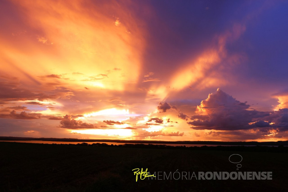 || Mais um instantâneo do pôr do sol no município de Marechal Cândido Rondon fotografado a partir do Clube Náutico no distrito de Porto Mendes, pelo fotógrafo profissional rondonense Rafael Sturm, em 15 de fevereiro de 2025 - FOTO 31 -