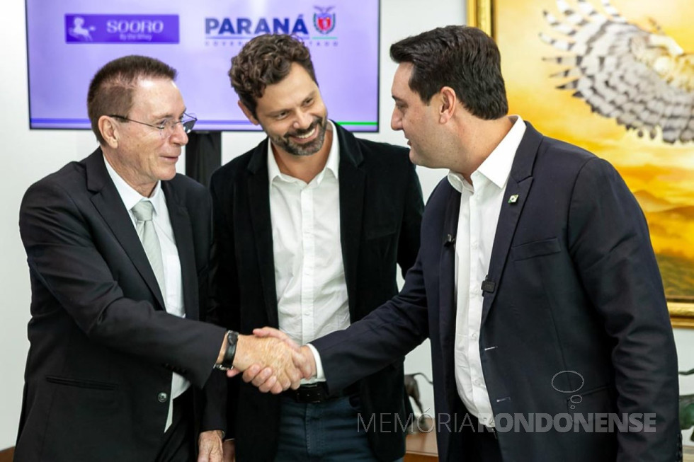 || Solenidade no Palácio do Iguaçu de apresentação do projeto da Sooro Renner para a cidade de Francisco Beltrão.
Da esquerda à direita> Antônio Pedro, prefeito da mencionada cidade paranaense, Eduardo Serra, diretor-geral da empresa, e governador Ratinho Junior.
Imagem: Acervo Jornal de Beltrão - FOTO 23 -