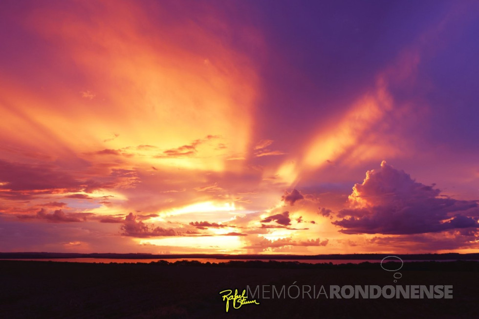 || Mais um instantâneo do pôr do sol no município de Marechal Cândido Rondon fotografado a partir do Clube Náutico no distrito de Porto Mendes, pelo fotógrafo profissional rondonense Rafael Sturm, em 15 defevereiro de 2025. - FOTO 31 -