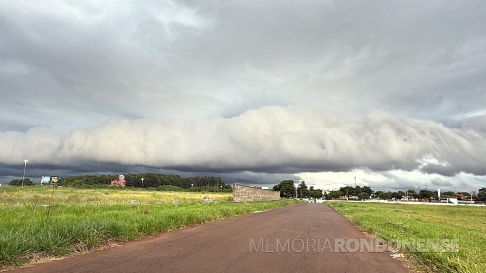 || Prenúncio de chuva volumosa. nebulosidade fotografada das proximidades da cidade de Cascavel (PR), em 17 de fevereiro de 2025.
Imagem: Acerco e crédito Ailton Santos / Tarobá Cascavel / Facebook - FOTO 18 -