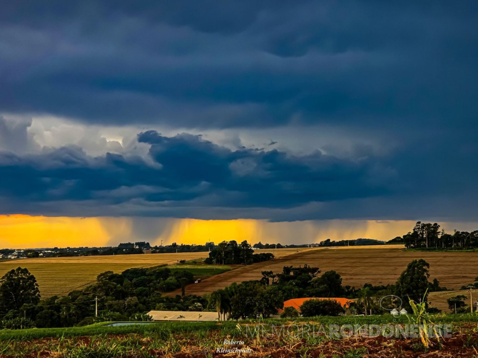 || Começo do final da tarde fotografado desde o interior do município de Nova Santa Rosa (PR).
Imagem: Acervo e crédito de Roberto Kleinschmidt - FOTO 24 -