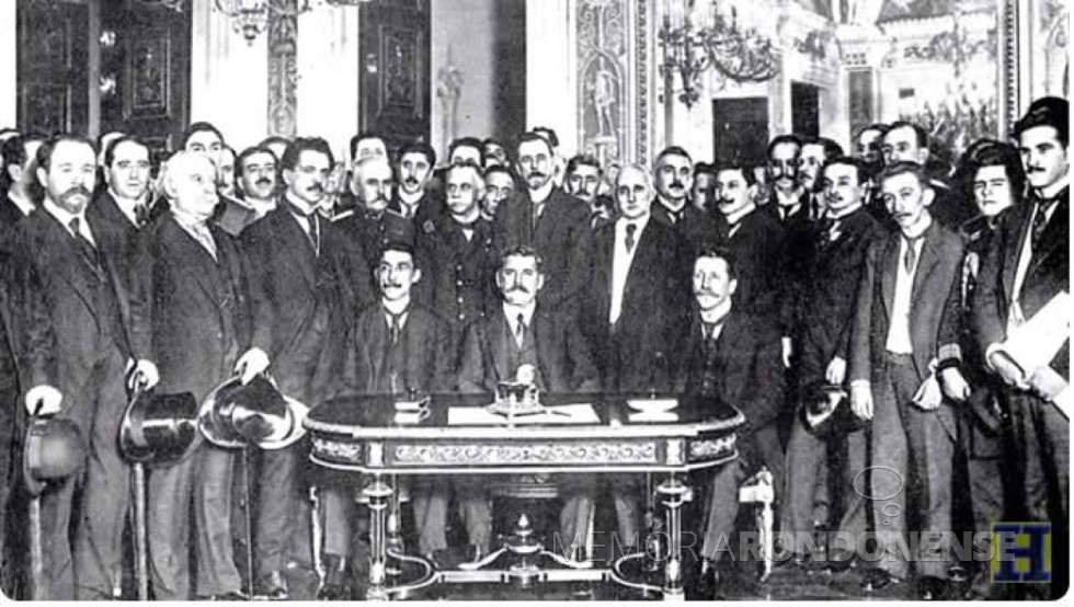 || Solenidade de assinatura do Acordo de Limites entre os Estado do Paraná e Santa Catarina, em outubro de 1916
À mesa de assinatura, presidente Wenceslau Bráz (c), Affonso Camargo (e), governador do Paraná, e Felipe Schmidt, governador de Santa Catarina.
Imagem: Acervo Guarapuava Histórica / Facebook - FOTO 2 -